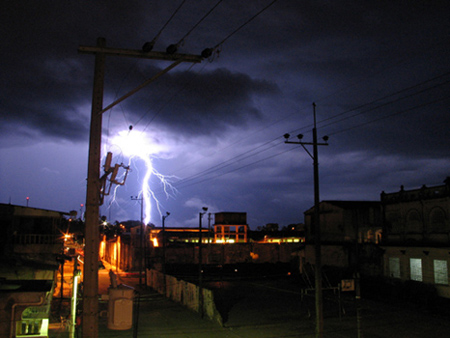 Tormenta elettrica tropicale